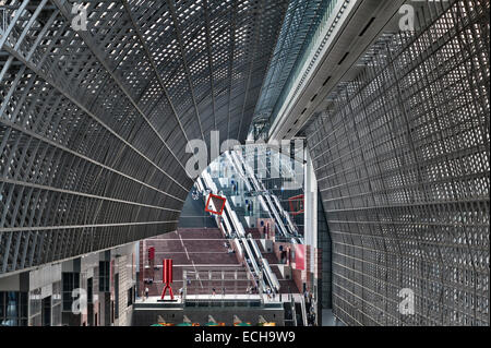 L'énorme intérieur de la gare de Kyoto, Japon. Immense bâtiment futuriste conçu par Hiroshi Hara, il a ouvert ses portes en 1997 Banque D'Images