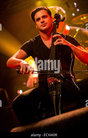 Milan Italie. 14 décembre 2014. Violoncellistes croate Luka Sulic et Stjepan Hauser appelé 2CELLOS effectue live au Fabrique durant la Tournée italienne '2014' Credit : Rodolfo Sassano/Alamy Live News Banque D'Images