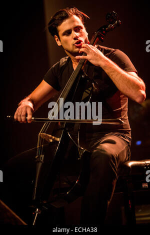 Milan Italie. 14 décembre 2014. Violoncellistes croate Luka Sulic et Stjepan Hauser appelé 2CELLOS effectue live au Fabrique durant la Tournée italienne '2014' Credit : Rodolfo Sassano/Alamy Live News Banque D'Images