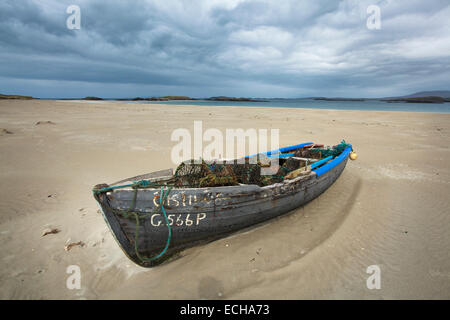 Vieux currach sur Glassilaun Beach, Connemara, comté de Galway, Irlande. Banque D'Images