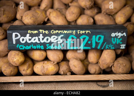 Pommes de terre cultivés localement à partir d'une ferme communautaire dans un supermarché biologique UK Banque D'Images