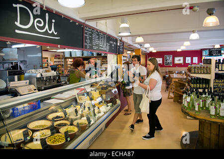 Comptoir de charcuterie à la meilleure nourriture organique de l'entreprise en supermarchés Werburgh's St., Bristol UK Banque D'Images