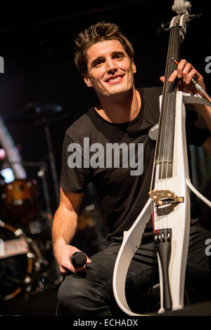 Milan Italie. 14 décembre 2014. Violoncellistes croate Luka Sulic et Stjepan Hauser appelé 2CELLOS effectue live au Fabrique durant la Tournée italienne '2014' Credit : Rodolfo Sassano/Alamy Live News Banque D'Images