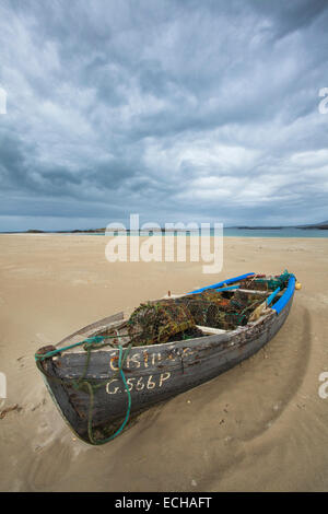 Vieux currach sur Glassilaun Beach, Connemara, comté de Galway, Irlande. Banque D'Images