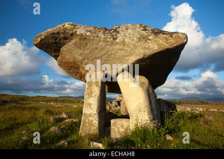 Lumière du soir sur Dolmen Kilcooney, comté de Donegal, Irlande. Banque D'Images