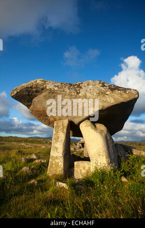 Lumière du soir sur Dolmen Kilcooney, comté de Donegal, Irlande. Banque D'Images