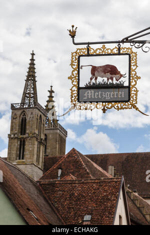 Close-up de la boutique sign avec St James' église en arrière-plan, Rothenburg ob der Tauber, Allemagne Banque D'Images