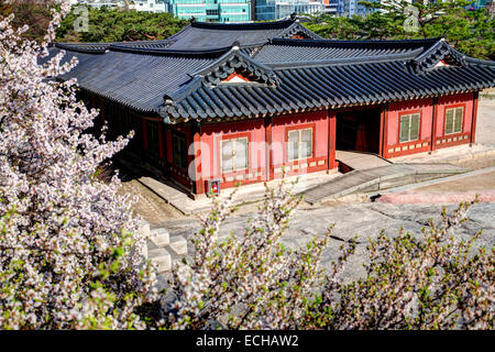 Palais Changgyeonggung a été construit en 1418 pour la vie de l'Empereur Goryeo situé à Séoul, Corée. Il a été un des cinq grand palais Banque D'Images