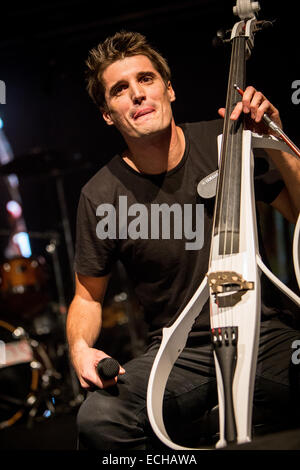 Milan Italie. 14 décembre 2014. Violoncellistes croate Luka Sulic et Stjepan Hauser appelé 2CELLOS effectue live au Fabrique durant la Tournée italienne '2014' Credit : Rodolfo Sassano/Alamy Live News Banque D'Images