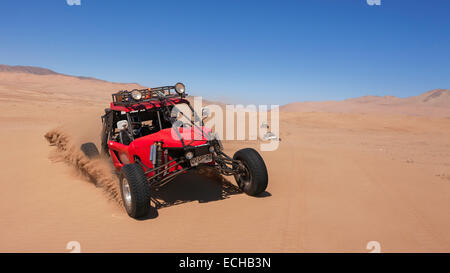 Voitures de course Baja 1000 de la 'Le Gentleman Driver' Company dans le désert d'Atacama. Le Chili. Banque D'Images