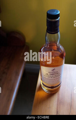 Une bouteille de Single Malt Scotch Whisky posé sur une table en bois. Banque D'Images