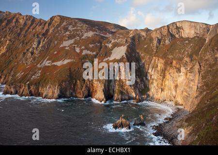 Compte tenu de la soirée les falaises de Slieve League Bunglass, comté de Donegal, Irlande. Banque D'Images