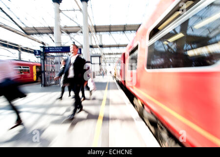 Les banlieusards laissant train à la gare de Waterloo à l'heure de pointe Banque D'Images