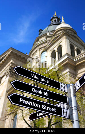 Budapest, Hongrie. La marque d'met en évidence en face de St Stephen's Cathedral Banque D'Images