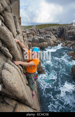 Iain Millar - d'un guide de montagne professionnel - escalade d'une pile de la mer près de Gweedore, comté de Donegal, Irlande. Banque D'Images
