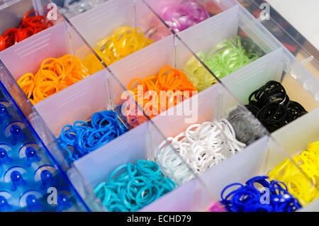 Les bandes colorées loom dans une boîte en plastique. Banque D'Images