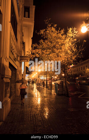 Des pluies humides et les rues de la ville de Valence dans la nuit avec l'éclairage de rue et de réflexions Banque D'Images