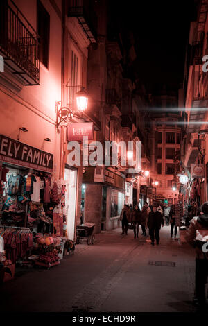 Boutiques dans l'étroite rue à Valence dans la nuit Banque D'Images