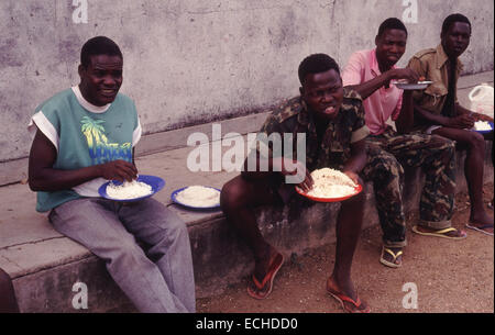 Des soldats démobilisés dans la région de Beira au Mozambique 1994 Banque D'Images