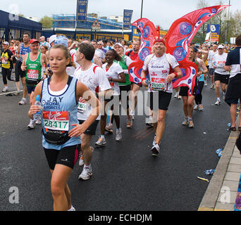 Sir Richard Branson s'exécute dans le célèbre Marathon de Londres, connu sous le nom de la Vierge Argent Marathon de Londres depuis 2010. Banque D'Images