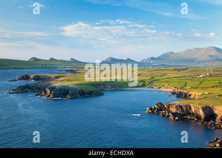 Vue sur la montagne de Brandon et de la péninsule de Dingle de Clogher Head, comté de Kerry, Irlande. Banque D'Images