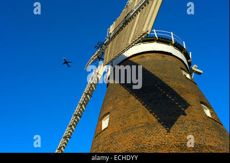 Thaxted John Webb, le moulin de Thaxted, Essex, Angleterre. Déc 2014 vol à l'aéroport de Stansted. Banque D'Images