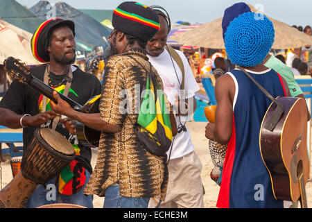 Musiciens sur plage de Labadi, Accra, Ghana, Afrique Banque D'Images