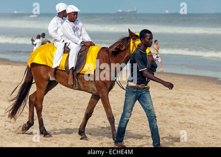 Les enfants à cheval sur la plage de Labadi, Accra, Ghana, Afrique Banque D'Images