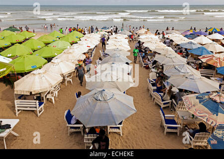 Bar et des parasols sur la plage de Labadi, Accra, Ghana, Afrique Banque D'Images