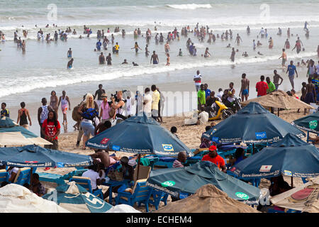 Week-end foule sur plage de Labadi, Accra, Ghana, Afrique Banque D'Images