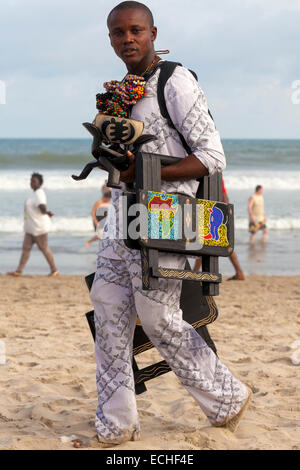 Vendoe sur plage de Labadi, Accra, Ghana, Afrique Banque D'Images