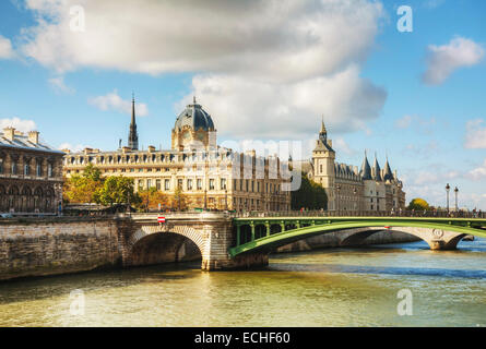 Le bâtiment de la Conciergerie à Paris, France sur une journée ensoleillée Banque D'Images