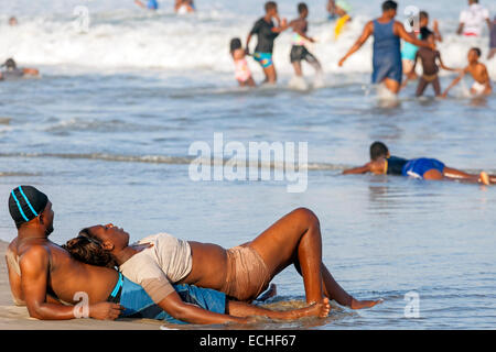 Couple sur la plage de Labadi, Accra, Ghana, Afrique Banque D'Images