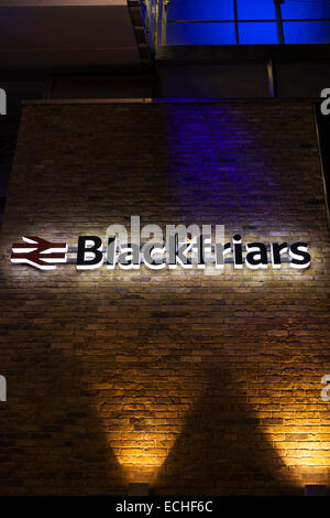 La gare de Blackfriars signer allumé attaché à un mur de briques, London, UK Banque D'Images