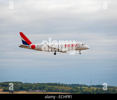 Hop (Air France) Embraer 170LR (ERJ-170 l'atterrissage à l'aéroport de Dyce Aberdeen, Ecosse. 9361 SCO. Banque D'Images