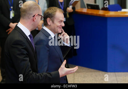 Bruxelles, Belgique. Le 15 décembre, 2014. Le Président du Conseil européen, Donald Tusk (R) accueille le Premier ministre ukrainien Arseni Iatseniouk lors du Conseil européen de Bruxelles, Belgique, le 15 décembre 2014. © Zhou Lei/Xinhua/Alamy Live News Banque D'Images