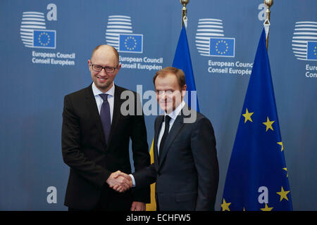 Bruxelles, Belgique. Le 15 décembre, 2014. Le Président du Conseil européen, Donald Tusk (R) accueille le Premier ministre ukrainien Arseni Iatseniouk lors du Conseil européen de Bruxelles, Belgique, le 15 décembre 2014. © Zhou Lei/Xinhua/Alamy Live News Banque D'Images