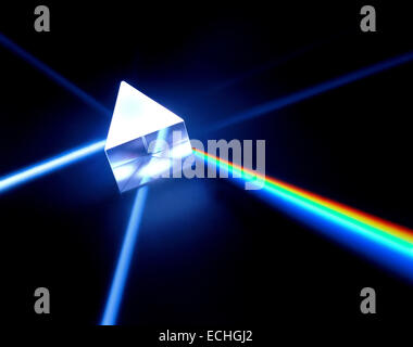 Une pyramide prism photographié sur noir avec lumière divisé en couleurs du spectre Banque D'Images