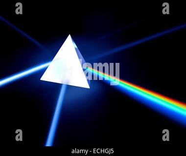 Une pyramide prism photographié sur noir avec lumière divisé en couleurs du spectre Banque D'Images