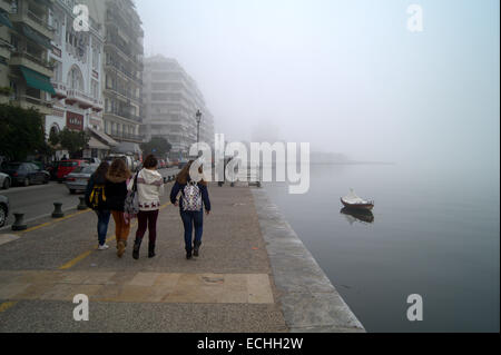 Thessalonique, Grèce. 15 décembre 2014. Un épais brouillard envelopped le nord de la ville portuaire grecque de Thessalonique sur lundi à l'origine des problèmes pour certains vols entrants. Credit : Orhan Tsolak / Alamy Live News Banque D'Images