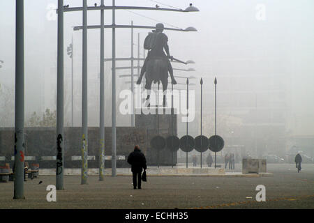 Thessalonique, Grèce. 15 décembre 2014. Un épais brouillard envelopped le nord de la ville portuaire grecque de Thessalonique sur lundi à l'origine des problèmes pour certains vols entrants. Credit : Orhan Tsolak / Alamy Live News Banque D'Images