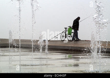 Thessalonique, Grèce. 15 décembre 2014. Un épais brouillard envelopped le nord de la ville portuaire grecque de Thessalonique sur lundi à l'origine des problèmes pour certains vols entrants. Credit : Orhan Tsolak / Alamy Live News Banque D'Images