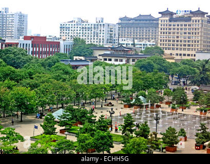 Vue aérienne sur la place depuis la tour du tambour, Xi'an China Banque D'Images