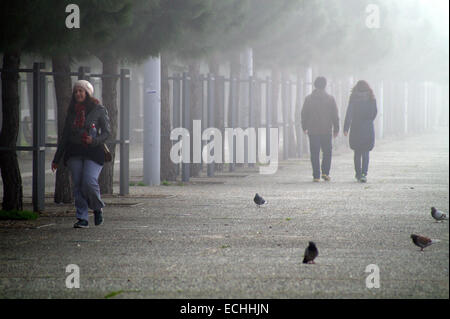 Thessalonique, Grèce. 15 décembre 2014. Un brouillard épais enveloppait la ville portuaire grecque du nord de Thessalonique sur lundi à l'origine des problèmes pour certains vols entrants. Credit : Orhan Tsolak / Alamy Live News Banque D'Images