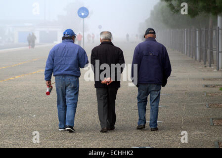 Thessalonique, Grèce. 15 décembre 2014. Un épais brouillard envelopped le nord de la ville portuaire grecque de Thessalonique sur lundi à l'origine des problèmes pour certains vols entrants. © Orhan Tsolak / Alamy Livy News Banque D'Images