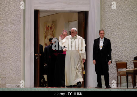 Salle Paul VI, Vatican. Le 15 décembre, 2014. Le pape François aux opérateurs de communication Crédit : Realy Easy Star/Alamy Live News Banque D'Images