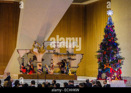 Salle Paul VI, Vatican. Le 15 décembre, 2014. Le pape François aux opérateurs de communication dans la crèche Sainte - Nervi Hall, Vatican : crédit facile vraiment Star/Alamy Live News Banque D'Images