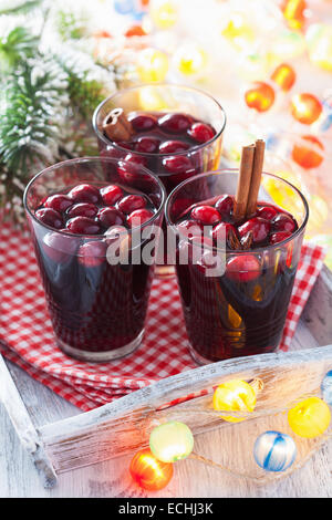 Verre de vin chaud avec des épices et canneberges, boisson d'hiver Banque D'Images