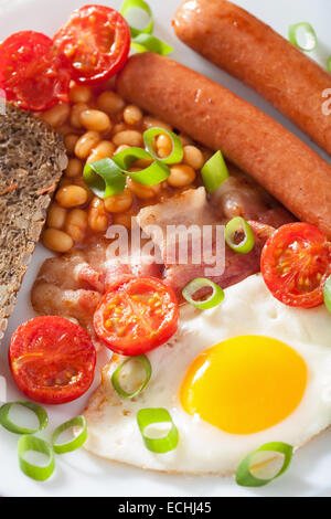 Petit déjeuner anglais avec des oeufs au plat bacon saucisses haricots tomates Banque D'Images