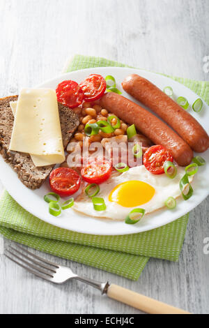 Petit déjeuner anglais avec des oeufs au plat bacon saucisses haricots tomates Banque D'Images